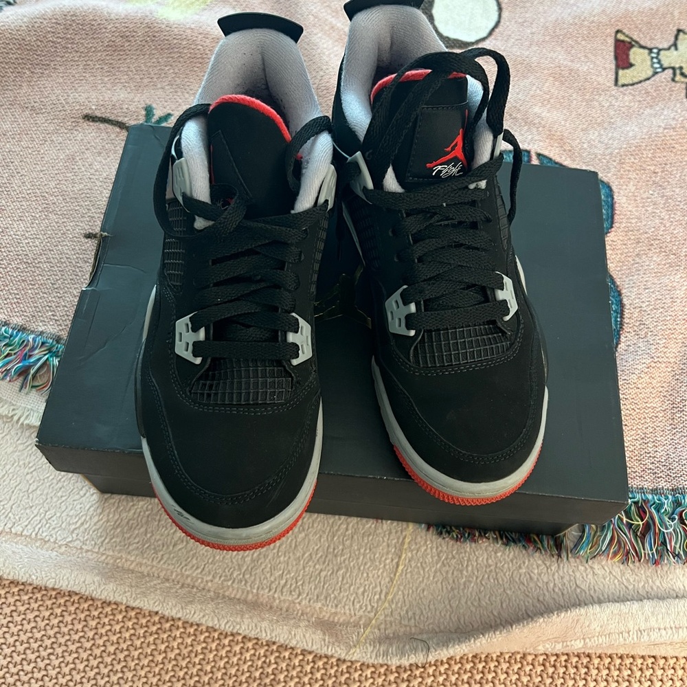 Jordan 4 black/red GS size: 5.5 excellent condition